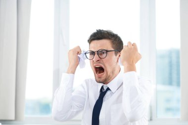 Ofisteki genç duygusal iş adamı bağırıyor.