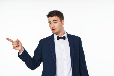 Genç yakışıklı iş adamı beyazları işaret ediyor. 
