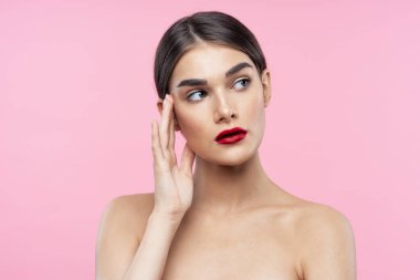 Dudaklarında kırmızı ruj olan güzel bir kadının portresi. Güzellik, moda fotoğrafçılığı 