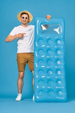 Şişme yataklı genç adam.