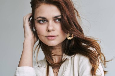 Stüdyoda poz veren güzel bir kadın. Moda fotoğrafçılığı