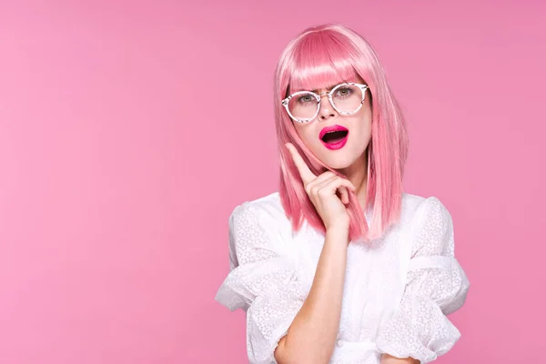 Mujer Joven Peluca Rosa Gafas Fondo Rosa —  Fotos de Stock
