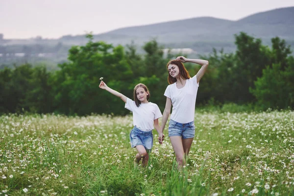 Young Mother Her Daughter Having Fun Camomile Field — Stock Photo, Image