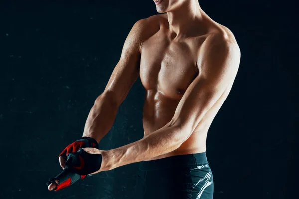 Junger Muskulöser Mann Zieht Studio Handschuhe — Stockfoto