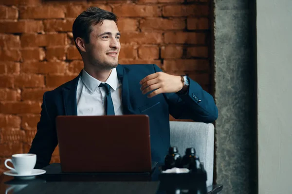 Jovem Empresário Bonito Com Computador Portátil Vestindo Jaqueta — Fotografia de Stock