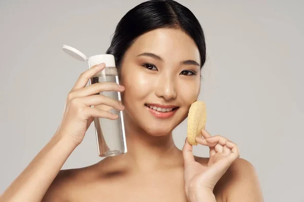 Young Beautiful Woman Cleaning Her Skin Sponge Micellar Water — Stock Photo, Image