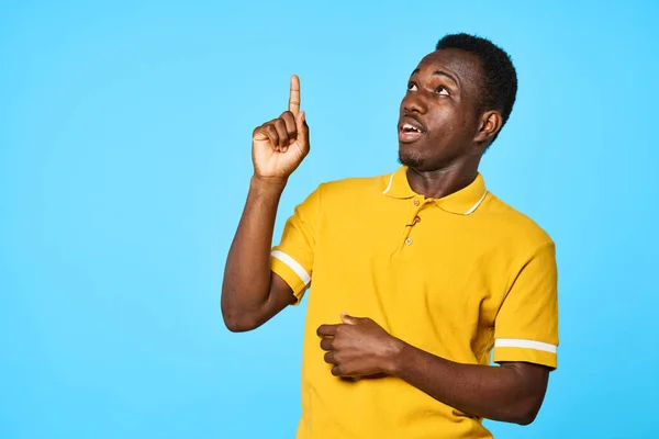 Joven Apuntando Hacia Arriba Aislado Sobre Fondo Azul — Foto de Stock