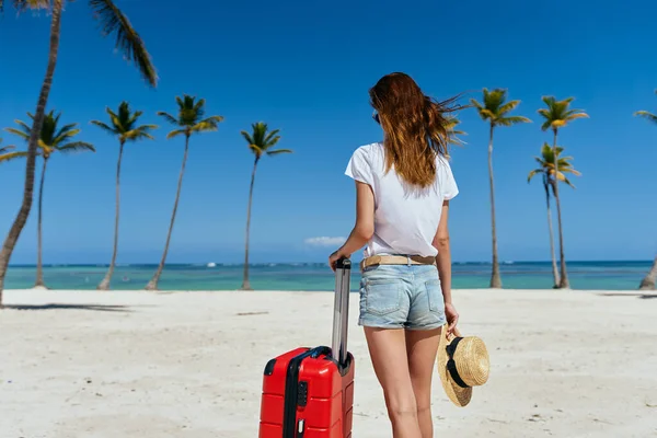 Mujer Joven Con Maleta Roja Playa —  Fotos de Stock