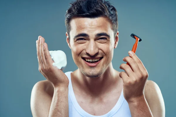 Grabado Estudio Joven Hombre Feliz Guapo Con Espuma Afeitar Afeitadora — Foto de Stock