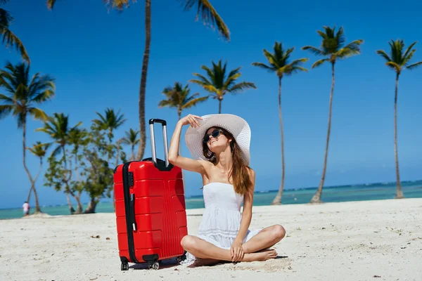 Mujer Joven Con Maleta Roja Playa —  Fotos de Stock