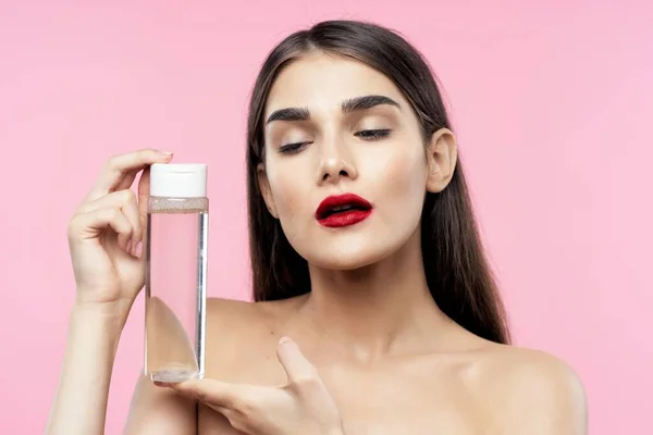 Retrato Mujer Hermosa Sosteniendo Producto Belleza Sobre Fondo Rosa Aislado — Foto de Stock