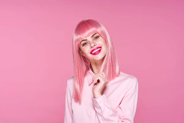 Jovem Mulher Bonita Peruca Rosa Posando Estúdio — Fotografia de Stock