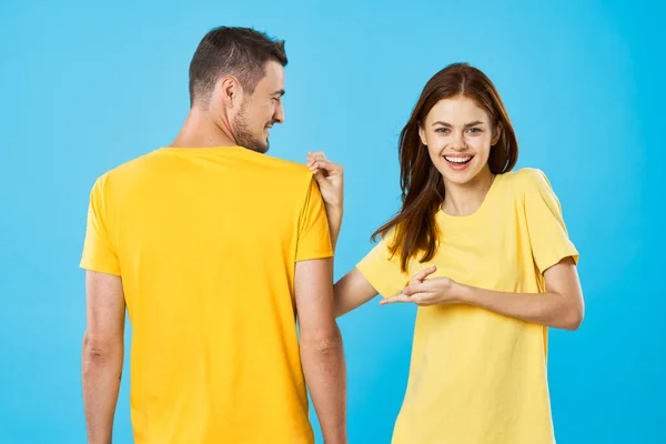 Jovem Lindo Casal Shirts Posando Estúdio Fundo Isolado — Fotografia de Stock