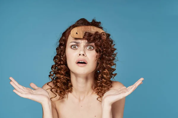 Mulher Bonita Com Cabelo Encaracolado Pente — Fotografia de Stock