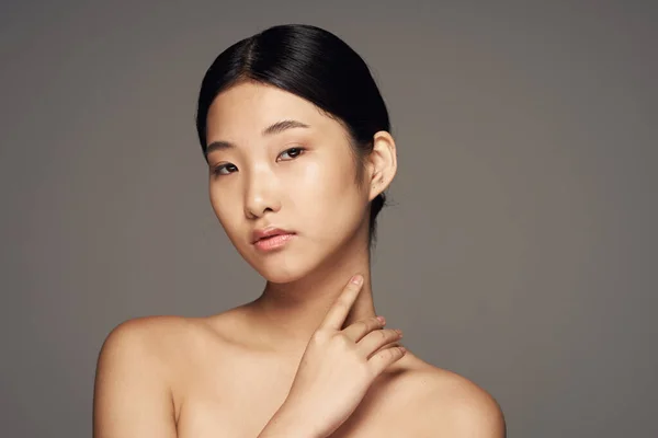 工作室拍摄 年轻的亚洲女人摆出一副灰色的样子 — 图库照片