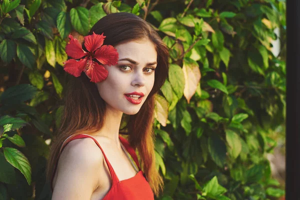 Ung Vacker Kvinna Poserar Med Blomma Håret — Stockfoto