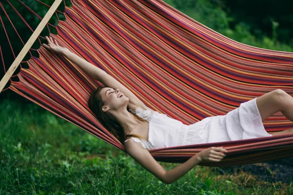 Mladá Krásná Žena Relaxující Houpací Síti — Stock fotografie