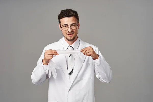 Een Studio Opname Jonge Arts Met Handschoenen Geïsoleerde Achtergrond — Stockfoto