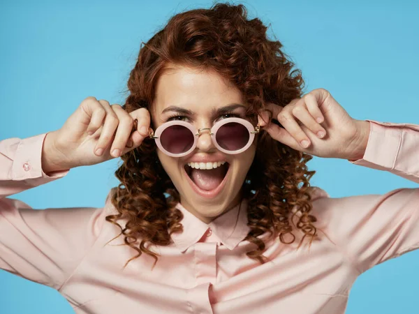 Junge Schöne Frau Mit Sonnenbrille — Stockfoto