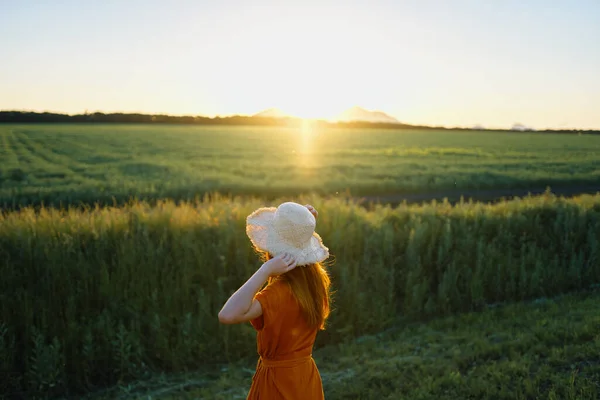 Jovem Posando Campo Trigo Pôr Sol — Fotografia de Stock