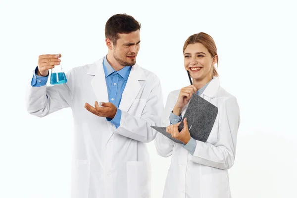 Stodio Aufnahme Junger Chemiestudenten Mit Isolierten Reagenzgläsern — Stockfoto