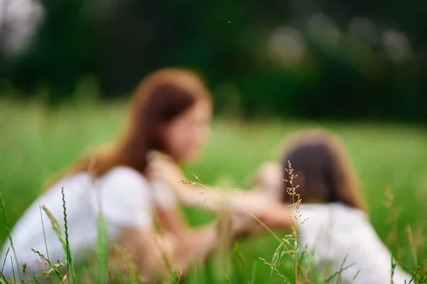 Jovem Mãe Sua Filha Divertindo Campo Camomila — Fotografia de Stock