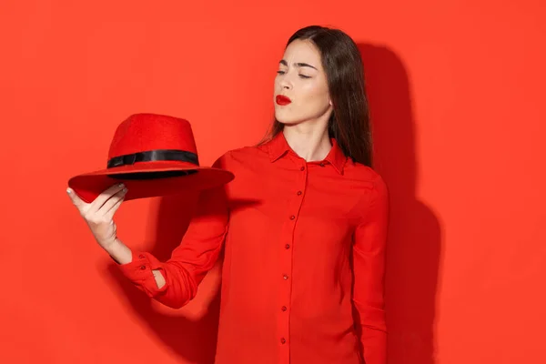 Tiro Estúdio Jovem Mulher Bonita Chapéu Segurando Vermelho Isolado Fundo — Fotografia de Stock