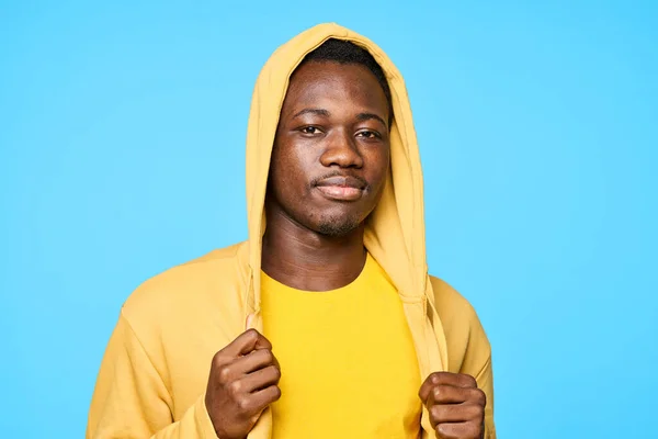 Jeune Bel Homme Posant Studio Isolé Sur Fond Bleu — Photo