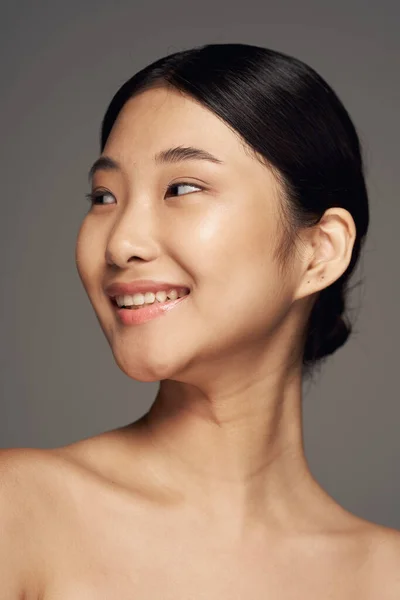 Grabado Estudio Joven Mujer Asiática Mirando Lejos Aislado Gris — Foto de Stock