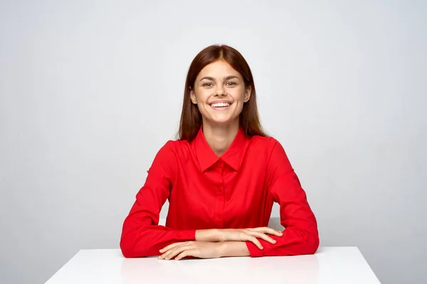 Jovem Bela Sorridente Mulher Sentada Escritório — Fotografia de Stock