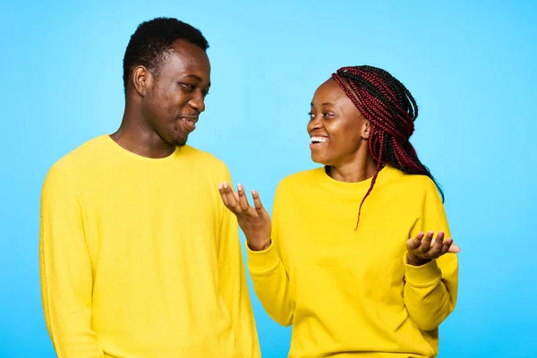 Jovem Casal Bonito Falando Estúdio Fundo Azul — Fotografia de Stock