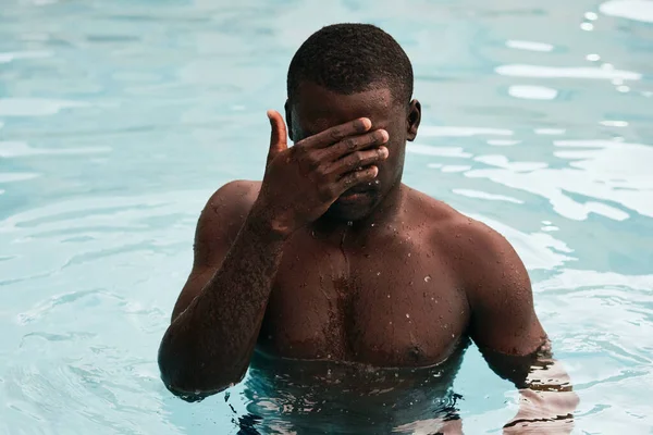 Jovem Bonito Homem Posando Piscina — Fotografia de Stock