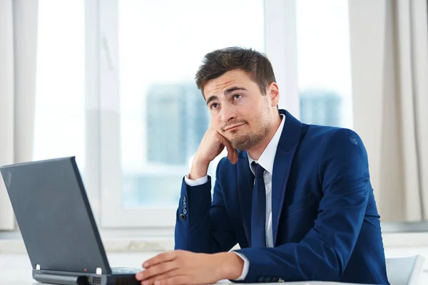 Pensando Empresário Trabalhando Escritório Com Laptop — Fotografia de Stock