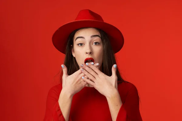 Studioaufnahmen Junge Schöne Frau Mit Rotem Hut Überrascht Isoliert Auf — Stockfoto