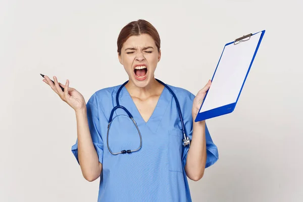 Grabado Estudio Mujer Joven Llorando Médico Con Documento Sobre Fondo —  Fotos de Stock