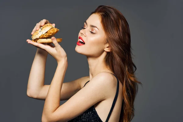 Молодая Красивая Женщина Гамбургером Снимок Студии — стоковое фото