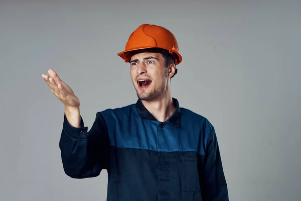 Studioaufnahmen Junger Arbeiter Mit Orangefarbenem Helm Gestikuliert — Stockfoto