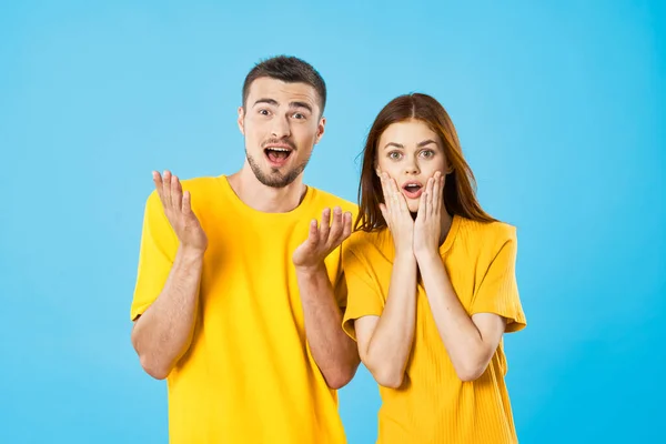 Young Woman Man Confused Blue Background — Stock Photo, Image