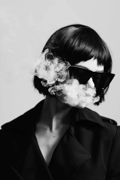 Joven Hermosa Mujer Gafas Sol Fumar Estudio Fotografía Moda —  Fotos de Stock