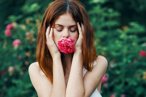 Mujer Joven Con Flor Rosa Jardín —  Fotos de Stock