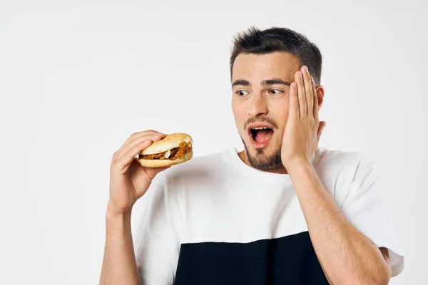 Mladý Muž Hamburgery Studiu — Stock fotografie