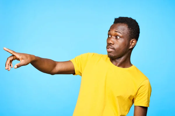 Jeune Homme Africain Pointant Isolé Sur Fond Bleu — Photo