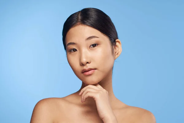 Grabado Estudio Joven Mujer Asiática Posando Azul —  Fotos de Stock