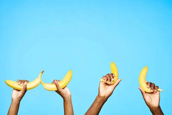 Casal Segurando Bananas Mãos Sobre Fundo Isolado — Fotografia de Stock