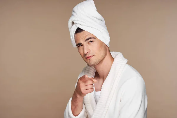 Estúdio Tiro Jovem Bonito Homem Roupão Banho Apontando Você — Fotografia de Stock
