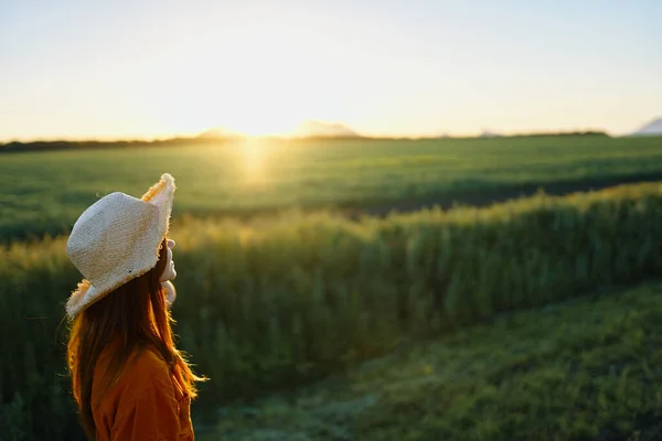 Jovem Posando Campo Trigo Pôr Sol — Fotografia de Stock