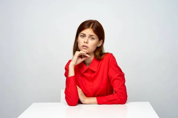 Junge Müde Traurige Geschäftsfrau Sitzt Schreibtisch Büro Und Blickt Die — Stockfoto