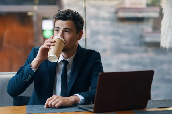 Jeune Homme Affaires Beau Travaillant Avec Ordinateur Portable Dans Café — Photo