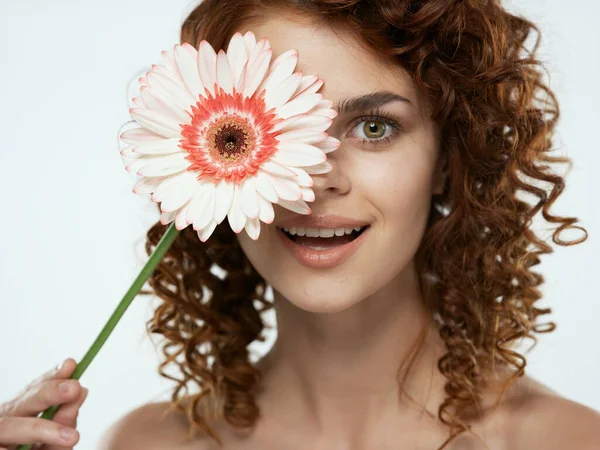 Giovane Bella Donna Posa Con Fiore — Foto Stock