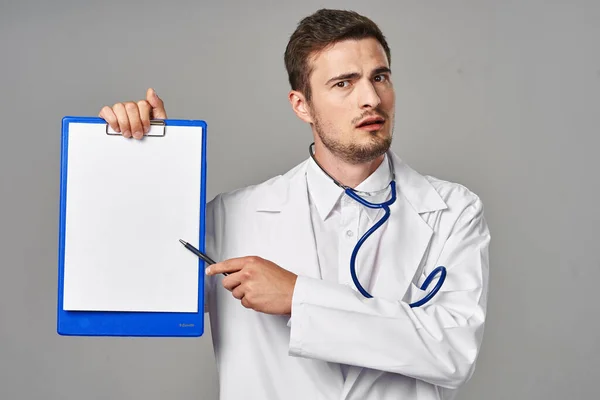 Tiro Estúdio Jovem Médico Com Flip Board Isolado Fundo Cinza — Fotografia de Stock